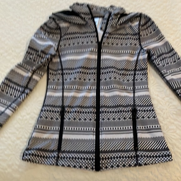 Super cute and comfy Lorna Jane hoodie with front zip and thumb holes. - Picture 15 of 15